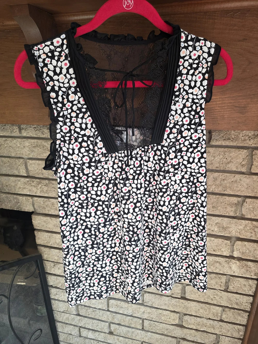 Express Black Floral Lace-Trim Sleeveless Top - Picture 2 of 6